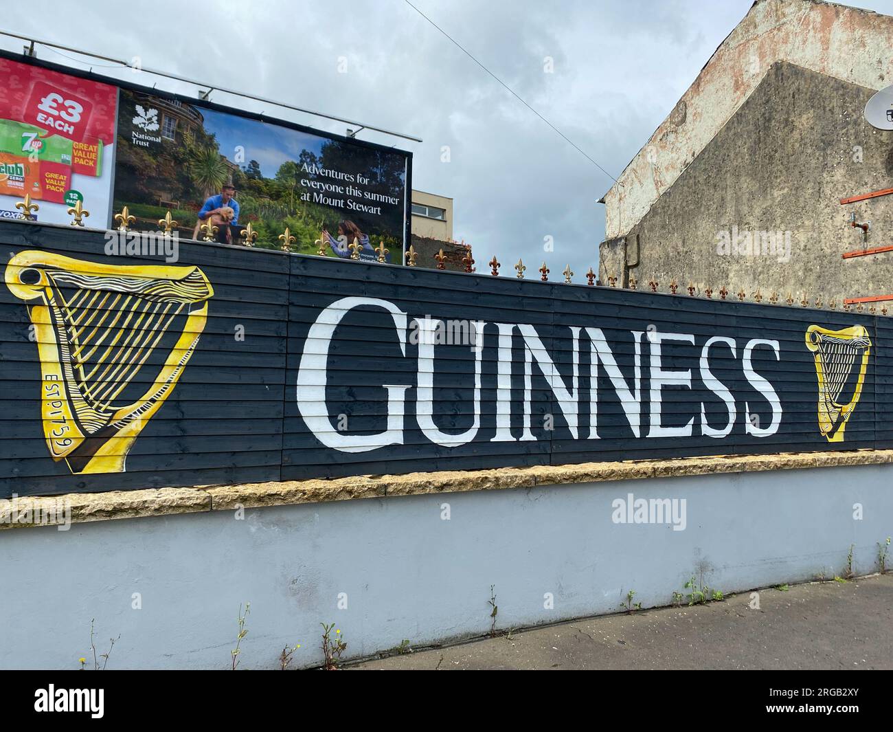 Guiness écrit sur le mur en Irlande du Nord Banque D'Images