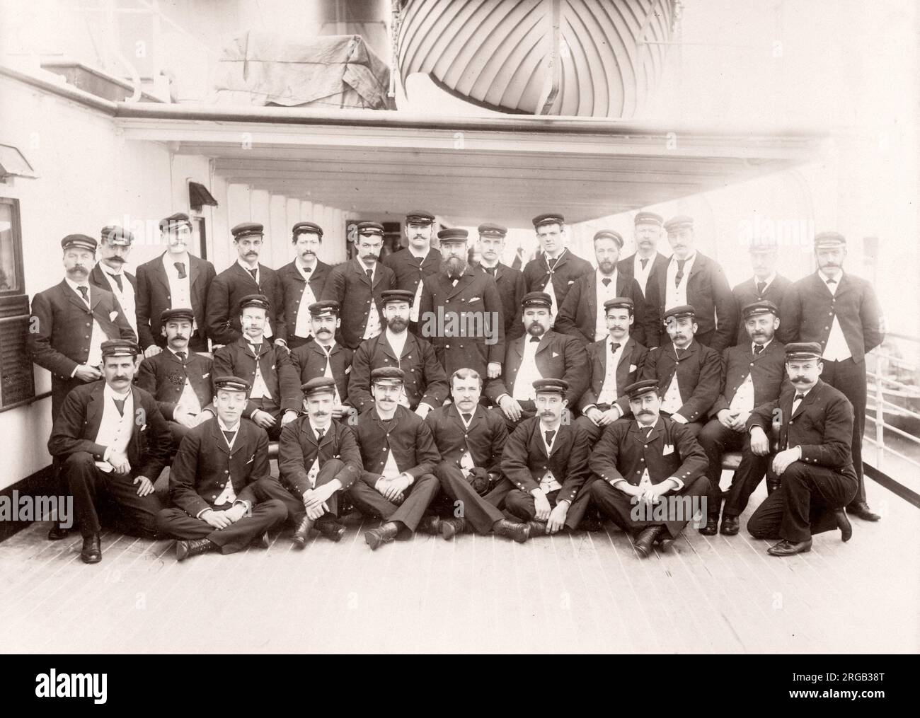 1889 Photographie - RMS - Teutonic à partir d'un album d'images concernant le lancement du navire, qui a été construit par Harland and Wolff de Belfast, pour la White Star Line - plus tard pour atteindre une certaine notoriété en tant que le propriétaire du Titanic. L'album montre l'intérieur de la barque, membre de l'équipage d'essai, croisières, y compris une visite à bord par le Kaiser allemand et Prince de Galles, ainsi que de nombreuses images d'autres visiteurs. Cette image - délégué en chef et adjoints Banque D'Images