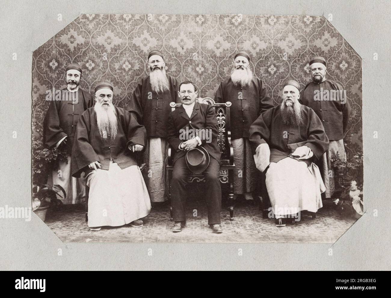 Photographie de la fin du 19th siècle : consul français, Tientsin, Tianjin Chine, prêtres jésuites. Banque D'Images