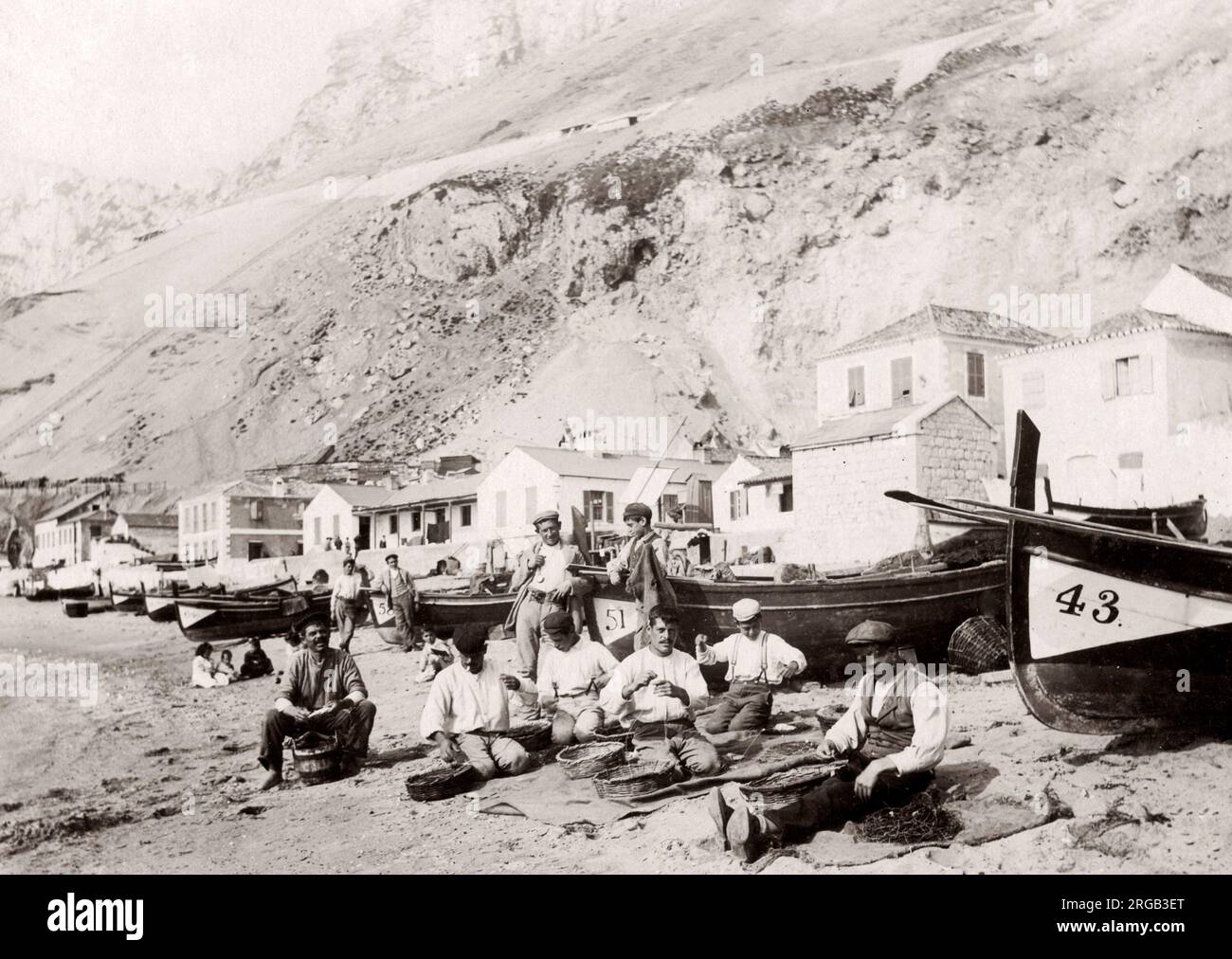 Les pêcheurs réparant les filets, Catalan Bay, Gibraltar, c.1890 Banque D'Images