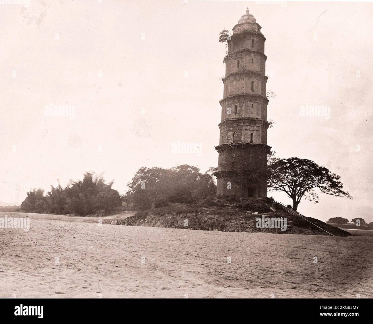 John Thomson (14 juin 1837 - 29 septembre 1921) photographe écossais, actif en Chine vers 1870, tiré d'un album de ses images : pagode près de Swatow, Shantou Banque D'Images