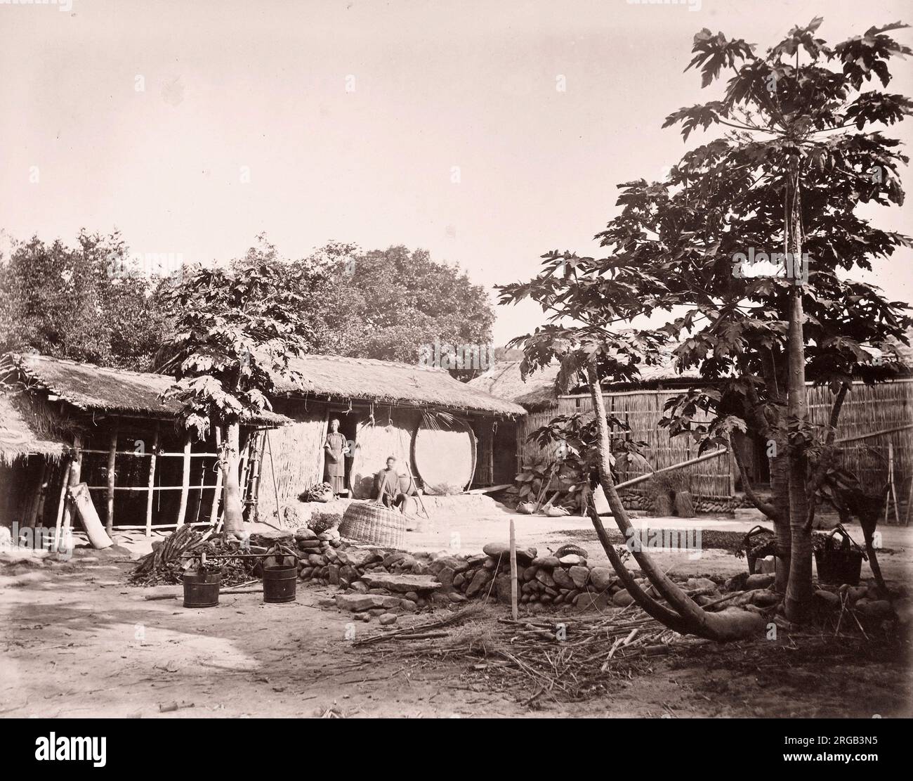 John Thomson (14 juin 1837 - 29 septembre 1921) photographe écossais, actif en Chine vers 1870, d'un album de ses images: Maisons chinoises, probablement formosa, Taïwan. Banque D'Images