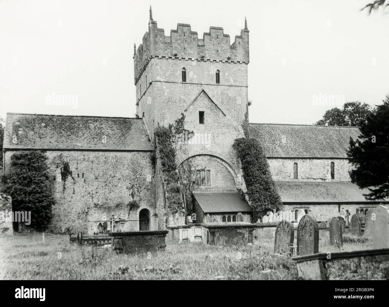 Église du Prieuré d'Ewenny (Priordy Ewenni) dans la vallée de Glamourgan, pays de Galles - un monastère de l'ordre bénédictin, fondé au 12th siècle. Banque D'Images