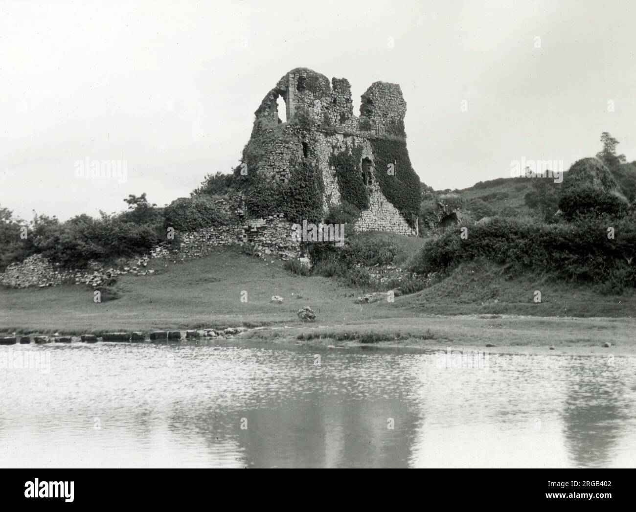 Ruine de château non identifiée, Pembrokeshire, pays de Galles du Sud Banque D'Images