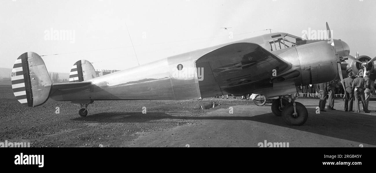 Corps de l'armée de l'air des États-Unis - Beechcraft F-2-BH. (Le 14 F-2s a reçu le msn 340 à 353 et les numéros de série 40-682 à 40-695) cette variante était le premier type spécialisé de reconnaissance photographique à haute altitude utilisé opérationnellement par l'USAAC. Le F-2 était équipé de deux moteurs R-985 -19 Pratt & Whitney 450hp, de deux caméras de cartographie multi-objectifs montées en tandem dans la cabine et d'un système d'oxygène par tuyauterie pour l'équipage. Un dispositif spécial a été installé dans la porte d'entrée pour permettre la photographie en vue latérale ou en angle oblique. Le premier avion a été livré à l'USAAC le 21 décembre 1939 et le dernier à Ju Banque D'Images