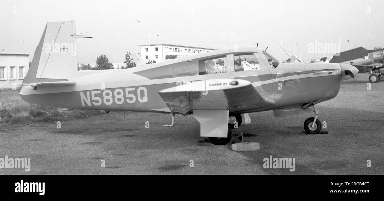 Mooney M.20E Super 21 N5885Q (msn 807), à Nice, le 30 octobre 1965. Banque D'Images