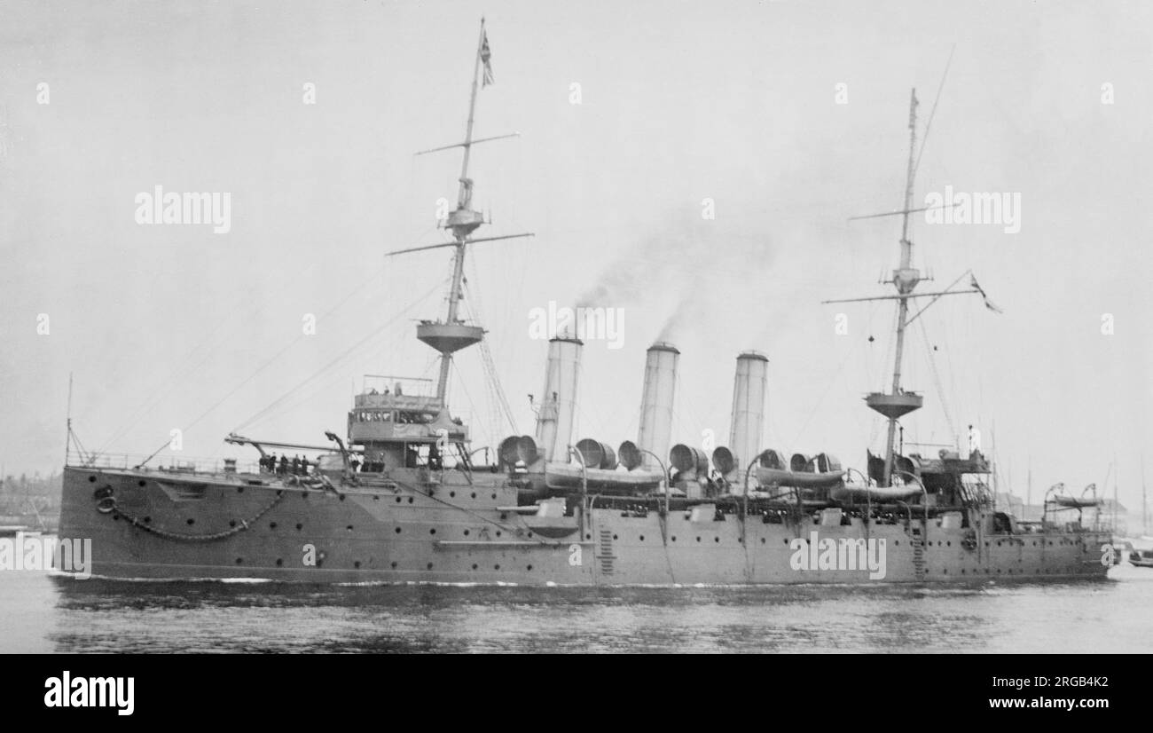 Royal Navy - HMS Hermes, un croiseur protégé de classe Highflyer, avant la conversion en un porteur expérimental d'hydravion / tendre. HMS Hermes était un croiseur protégé de classe Highflyer construit pour la Marine royale en 1890s. Elle a passé une grande partie de sa carrière de vedette pour diverses stations étrangères avant de rentrer chez elle en 1913 pour être affectée à la troisième flotte de réserve. Le navire a été modifié plus tard cette année comme premier transporteur expérimental d'hydravions dans la Royal Navy. Au cours des manœuvres annuelles de la flotte de cette année-là, elle a été utilisée pour évaluer comment l'avion pouvait coopérer avec la flotte et si l'avion pouvait être o Banque D'Images