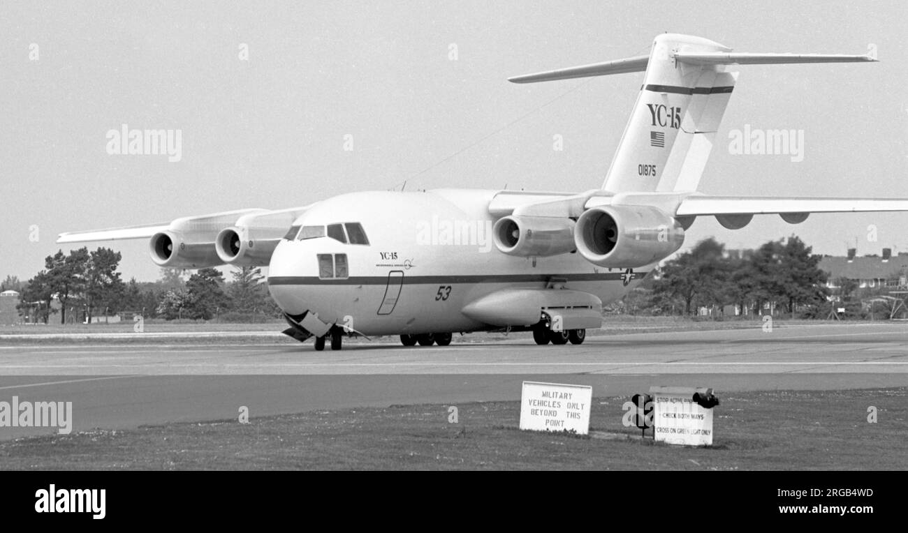 McDonnell Douglas YC-15 72-1875 '53', vu à RAF Mildenhall, avec un CFM International CFM56 dans la nacelle N°1, alors qu'il était en route depuis le salon de l'air de Paris 1977, où il avait reçu le numéro de série '53'. Banque D'Images