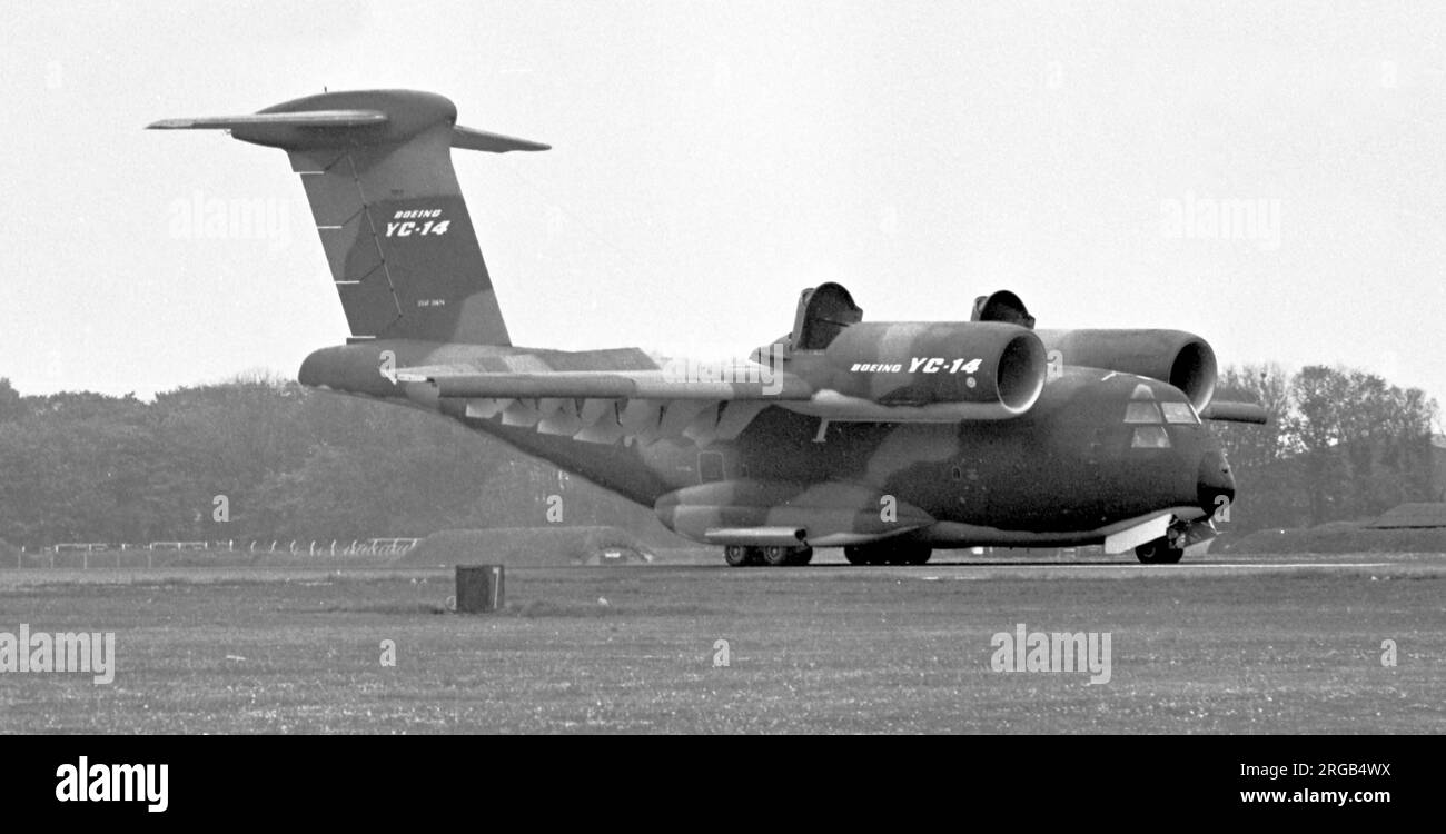 Boeing YC-14 72-1874, vu à RAF Mildenhall, en route depuis le salon de l'aviation de Paris 1977. Banque D'Images