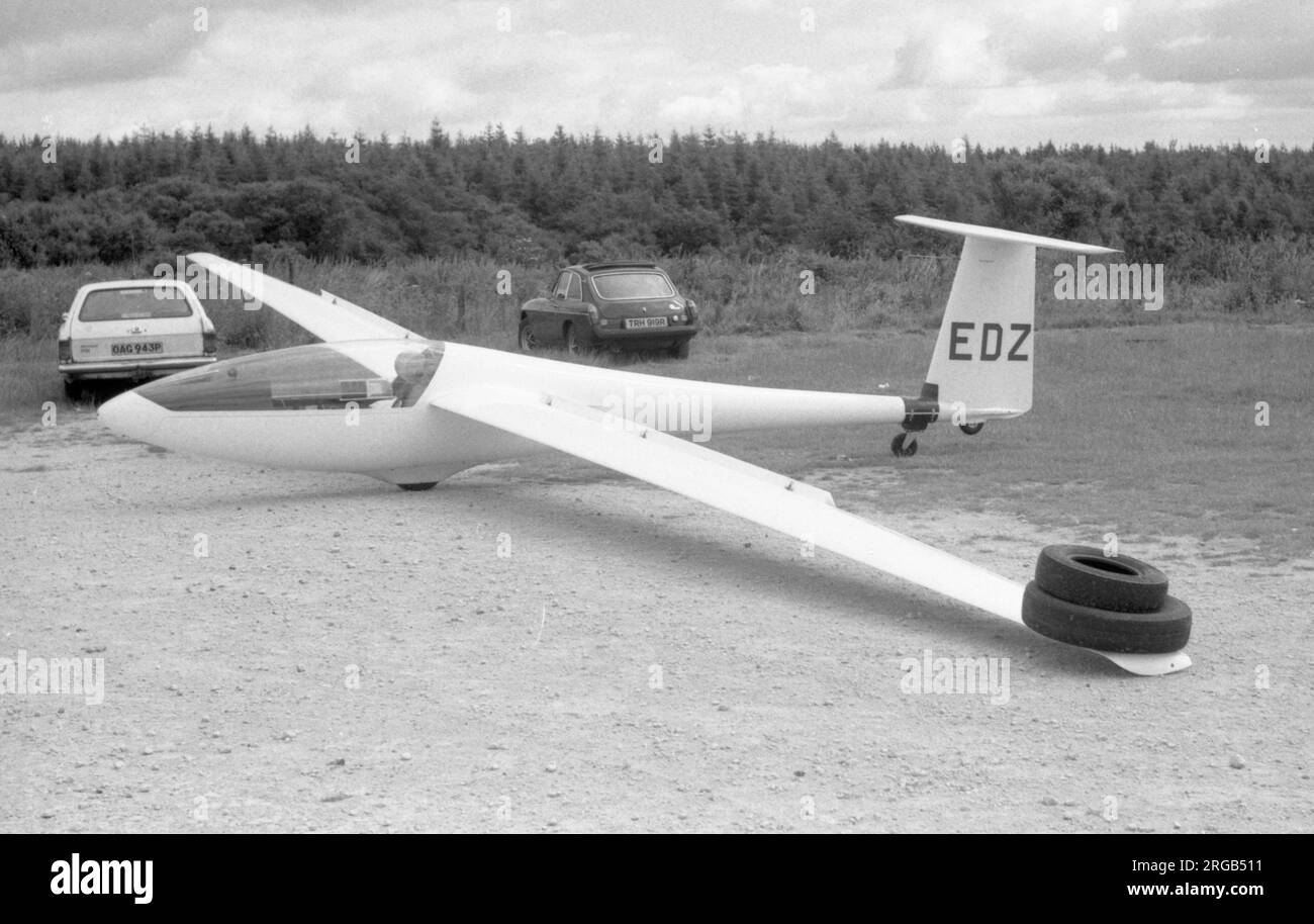 Vickers-Slingsby T.65C Sport Vega 'EDZ' (msn 1931, BGA 2615, civil reg G-DEDZ), lors d'un concours régional de glisse en 1980s. Banque D'Images
