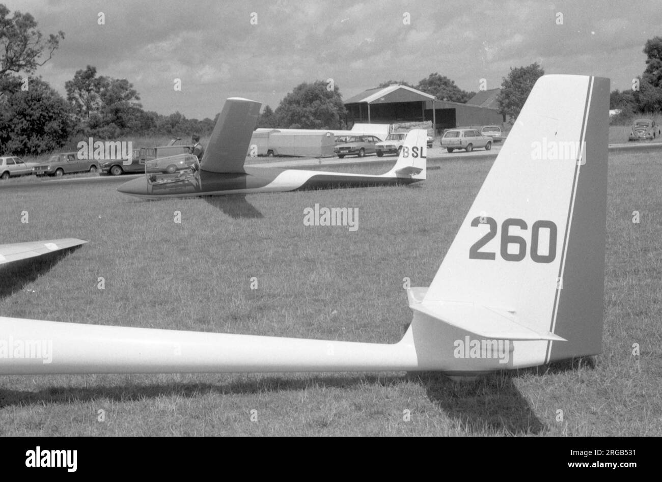 Slingsby T.51 Dart 17 'BSL' (msn 1445, BGA 1197, civil reg G-DBSL), encadré par la queue prodigieuse de l'ASW-17 '266', lors d'un concours régional de glisse en 1980s. Banque D'Images