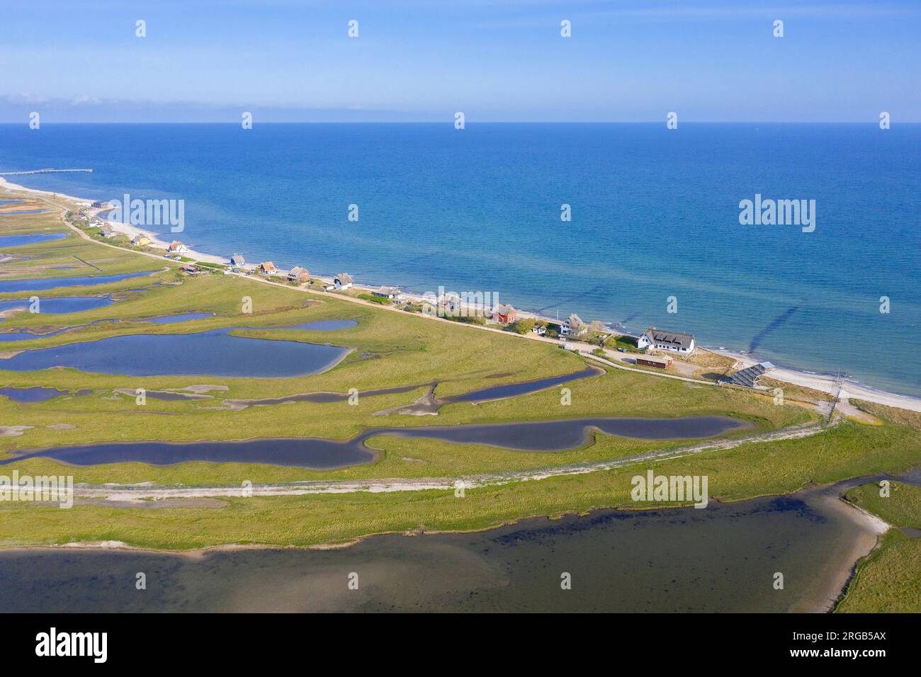 Vue aérienne au-dessus des maisons sur le rivage le long de la côte de la mer Baltique à la péninsule de Steinwarder, Heiligenhafen, Ostholstein, Schleswig-Holstein, Allemagne Banque D'Images