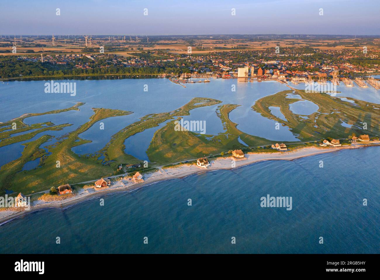 Vue aérienne au-dessus des maisons sur le rivage le long de la côte de la mer Baltique à la péninsule de Steinwarder, Heiligenhafen, Ostholstein, Schleswig-Holstein, Allemagne Banque D'Images