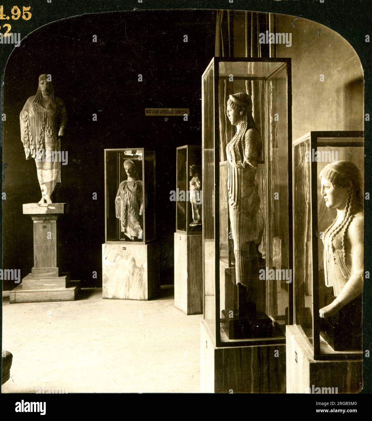 Anciennes statues drapées, Musée de l'Acropole, Athènes Banque D'Images
