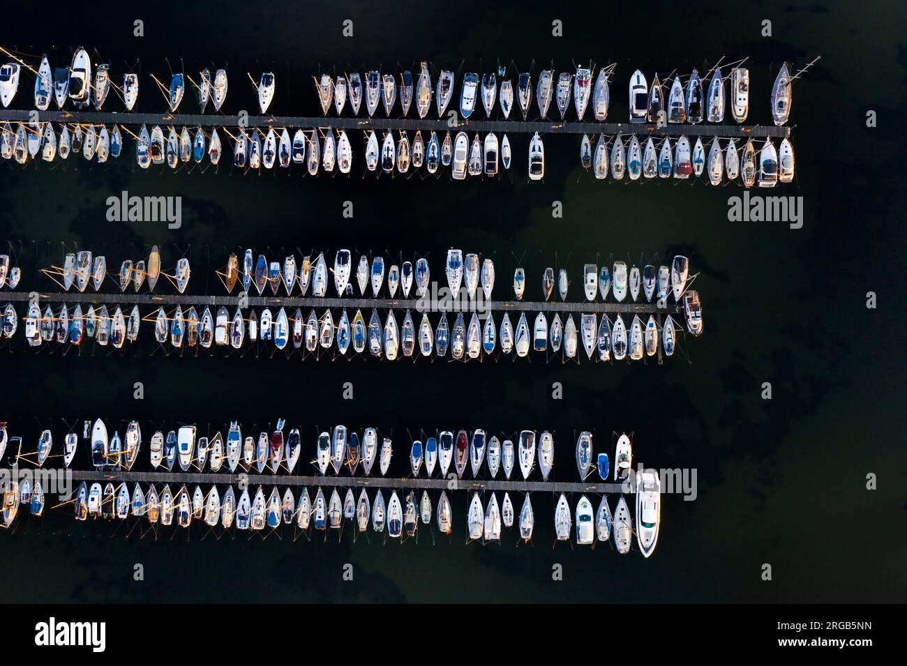 Vue aérienne sur les jetées avec des voiliers à la marina dans le port de Heiligenhafen le long de la mer Baltique, Ostholstein, Schleswig-Holstein, Allemagne Banque D'Images