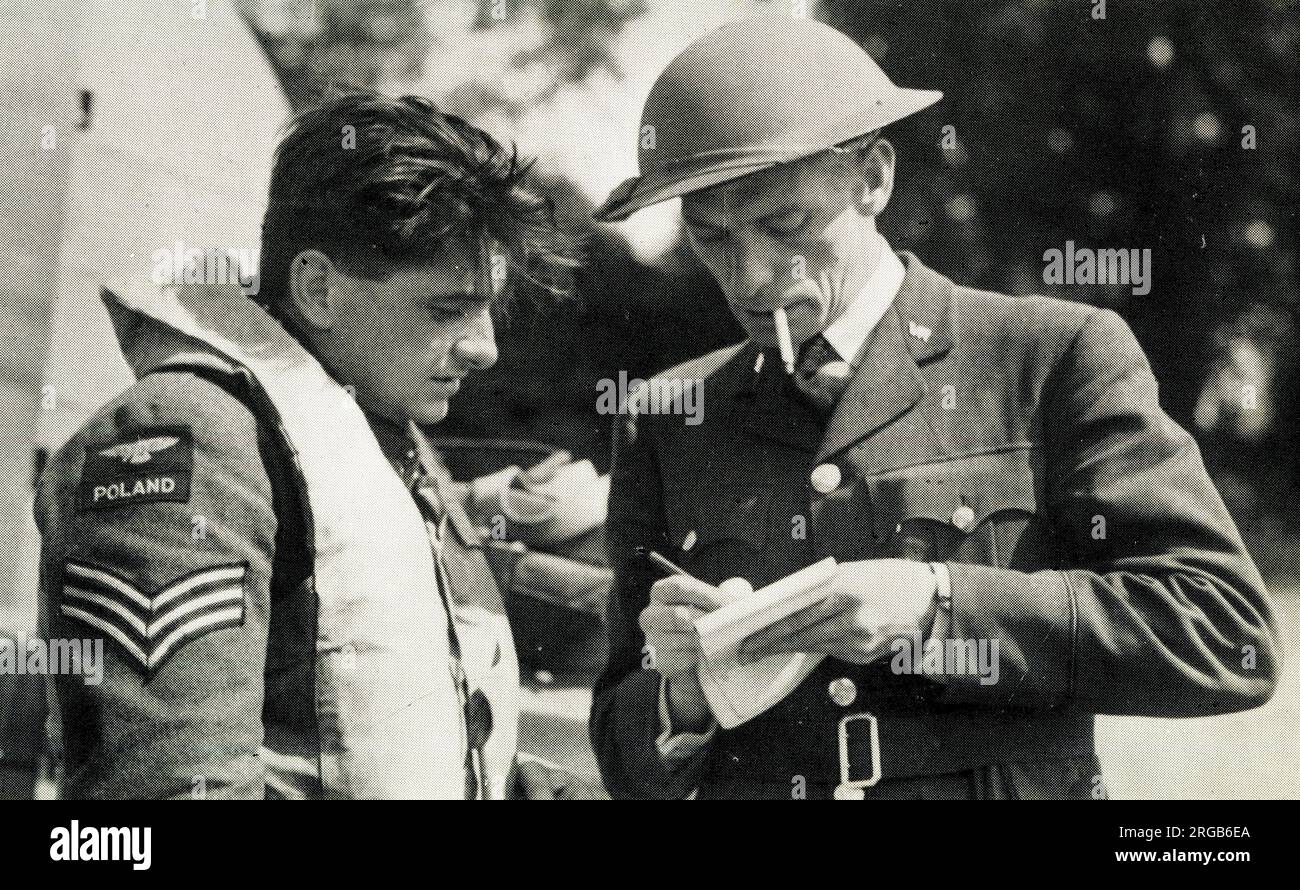 Officier du renseignement de l'escadron de la RAF notant les détails de la lutte aérienne d'un pilote de sergent polonais dès qu'il atterrit, WW2 Banque D'Images