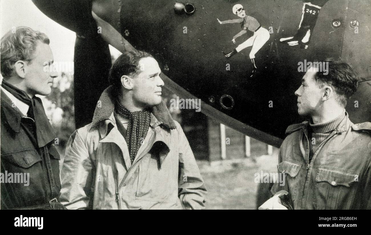 Douglas Bader DSO DFC (au centre), chef de l’Escadron de la RAF, avec le Lieutenant de vaisseau ball DFC (à gauche), l’officier pilote McKnight DFC (à droite), l’Escadron 242, et une caricature d’Hitler peinte sur l’avion derrière eux. Banque D'Images