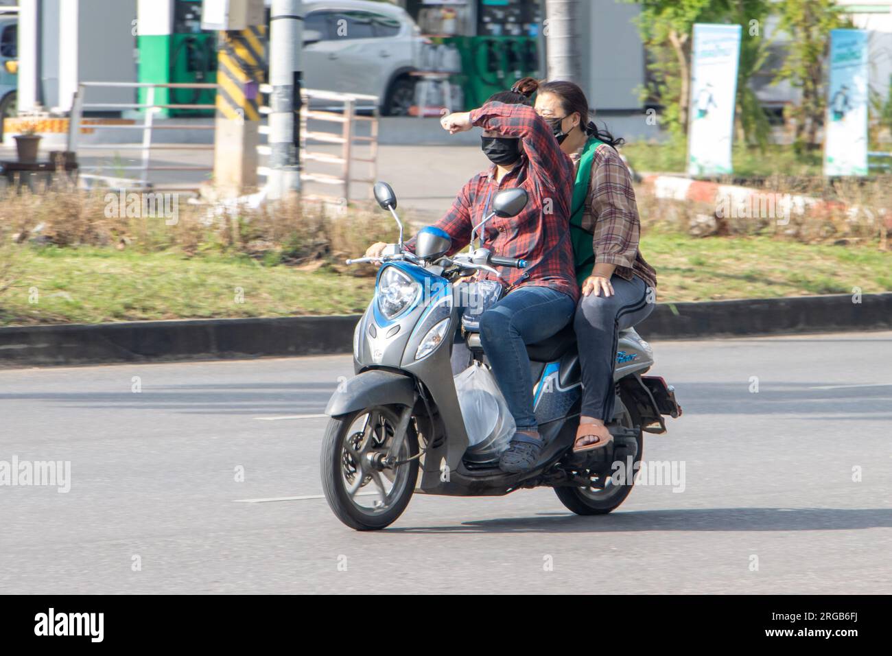RATCHABURI, THAÏLANDE, octobre 18 2022, deux femmes roulent en moto dans la rue. Banque D'Images