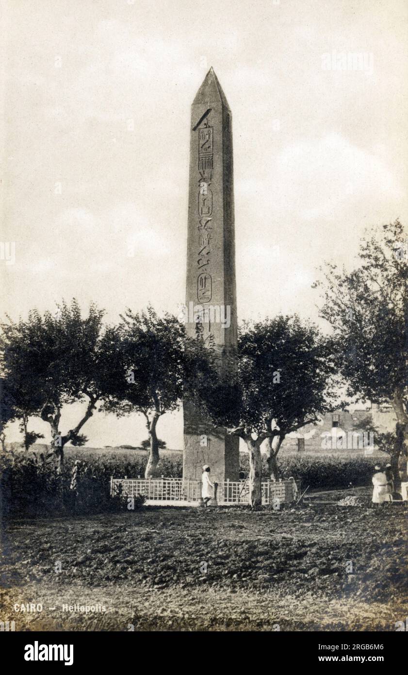 Le reste majeur d'Héliopolis est l'obélisque du Temple de Ra-Atum érigé par Senusret Ier de la dynastie XII Il se tient toujours dans sa position initiale, maintenant dans Al-Masalla à Al-Matariyyah, au Caire. Banque D'Images