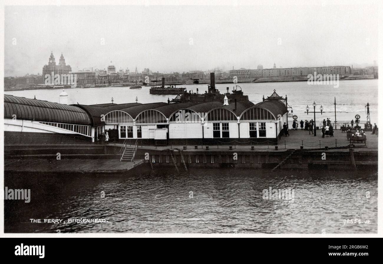Le terminal de ferry - Birkenhead, Merseyside - vue sur la rivière Mersey vers le front de mer de Liverpool et les «trois Graces» avec le Liver Building distinctif sur la gauche. Banque D'Images