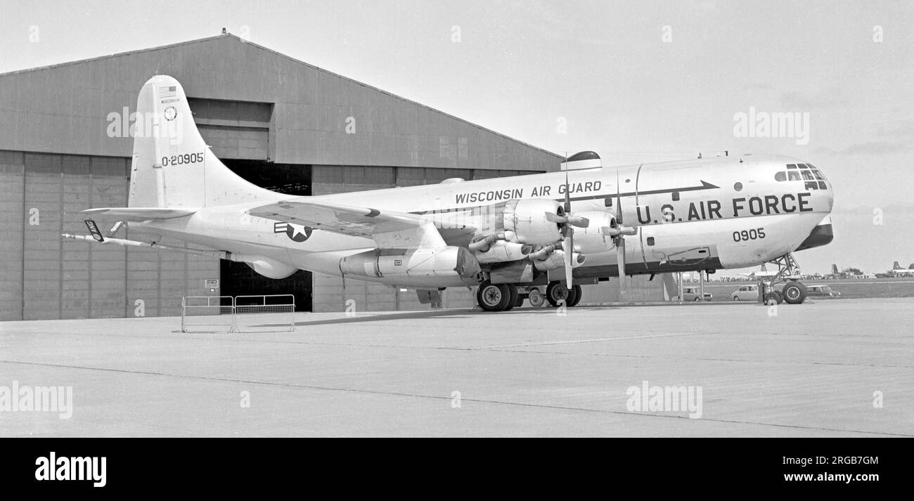Forces aériennes des États-Unis - Boeing KC-97L Stratofreighter O-20905 (msn 16599, 52-0905), du 126th Air ravitailleur Squadron / 128th Air ravitailleur Wing, (basé à la base de la Garde nationale aérienne du général Mitchell, Wisconsin), au International Air Tattoo, RAF Greenham Common, le 7 juillet 1973. Construit en tant que Boeing KC-97G-23-BO Stratofreighter, 52-0905 a été converti en KC-97L standard plus tard mis en exposition à Volk Field ANGB, Camp Douglas, Wisconsin. Banque D'Images