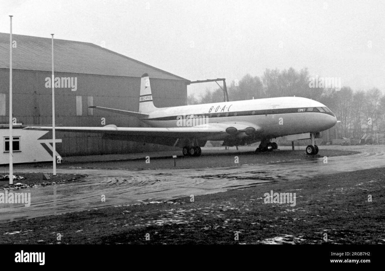 De Havilland DH.106 Comet 1XB G-APAS (msn 6022, ex F-BGNZ / XM823 / 8351M), au RAF Museum Cosford / Aerospace Museum Cosford. (Note: Bien qu'il ait été peint avec la décoration de BOAC, cet avion n'a jamais volé avec eux). Le dernier de la variante initiale, G-APAS, a été livré à Air France sous la forme de F-BGNZ, mais est retourné au ministère de l'approvisionnement lorsque les Comets ont été mis à la terre, convertis à la norme 1XB et exploités en XM823. Lorsqu'il a pris sa retraite du vol, il a été attribué à l'École de formation technique no 2 de la RAF Cosford avec la série d'entretien 8351M, d'où il a été transféré à la collection du Musée de la RAF. Banque D'Images