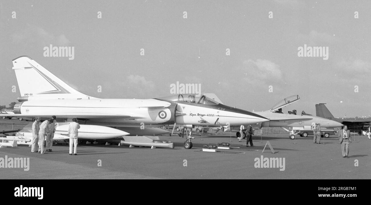 Dassault Mirage 4000 :- le seul prototype du salon de l'aéronautique 1980 SBAC Farnborough le 6 septembre 1980, en compagnie de McDonnell Douglas F/A-18B Hornet 160784 (qui s'est écrasé près de Middle Wallop au départ de Torrejon après le spectacle) et du prototype 71-0291 de McDonnell Douglas F-15E. Banque D'Images