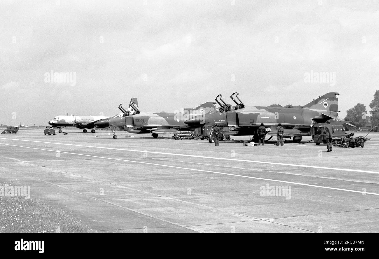 Spanish Air Force - McDonnell F-4C Phantom II C.12-35 et C.12-04, à la RAF Wattisham, avec un Andover C.1 de l'escadron no.CXV. Banque D'Images Spanish Air Force - McDonnell F-4C Phantom II C.12-35 et C.12-04, à la RAF Wattisham, avec un Andover C.1 de l'escadron no.CXV. Banque D'Images