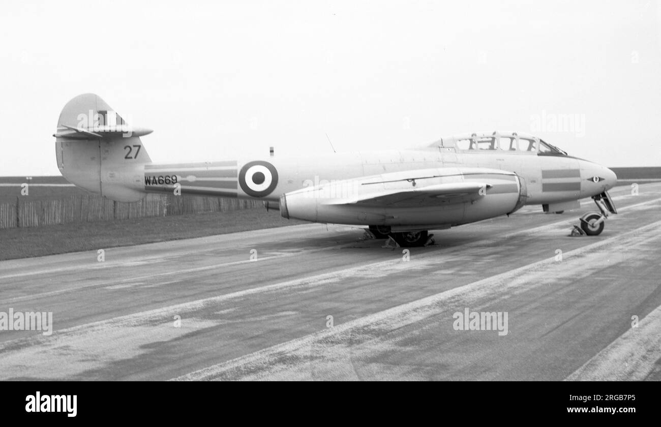 Royal Air Force - Gloster Meteor T.7 WA669 '27', de la Central Flying School, à RAF Little Rissington, le 1 août 1970. (RAF Little Rissington est le plus haut terrain d'aviation actif des îles britanniques, à 223 mètres (732 pieds) de l'AMSL). Banque D'Images