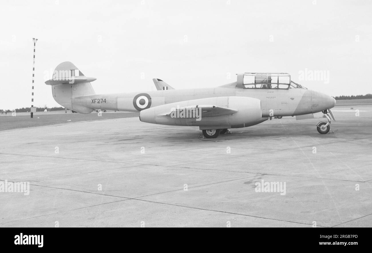 Royal Air Force - Gloster Meteor T.7 XF274, de l'établissement Royal Aircraft, à la rue RAF Mawgan, Cornwall, en septembre 1970. Banque D'Images