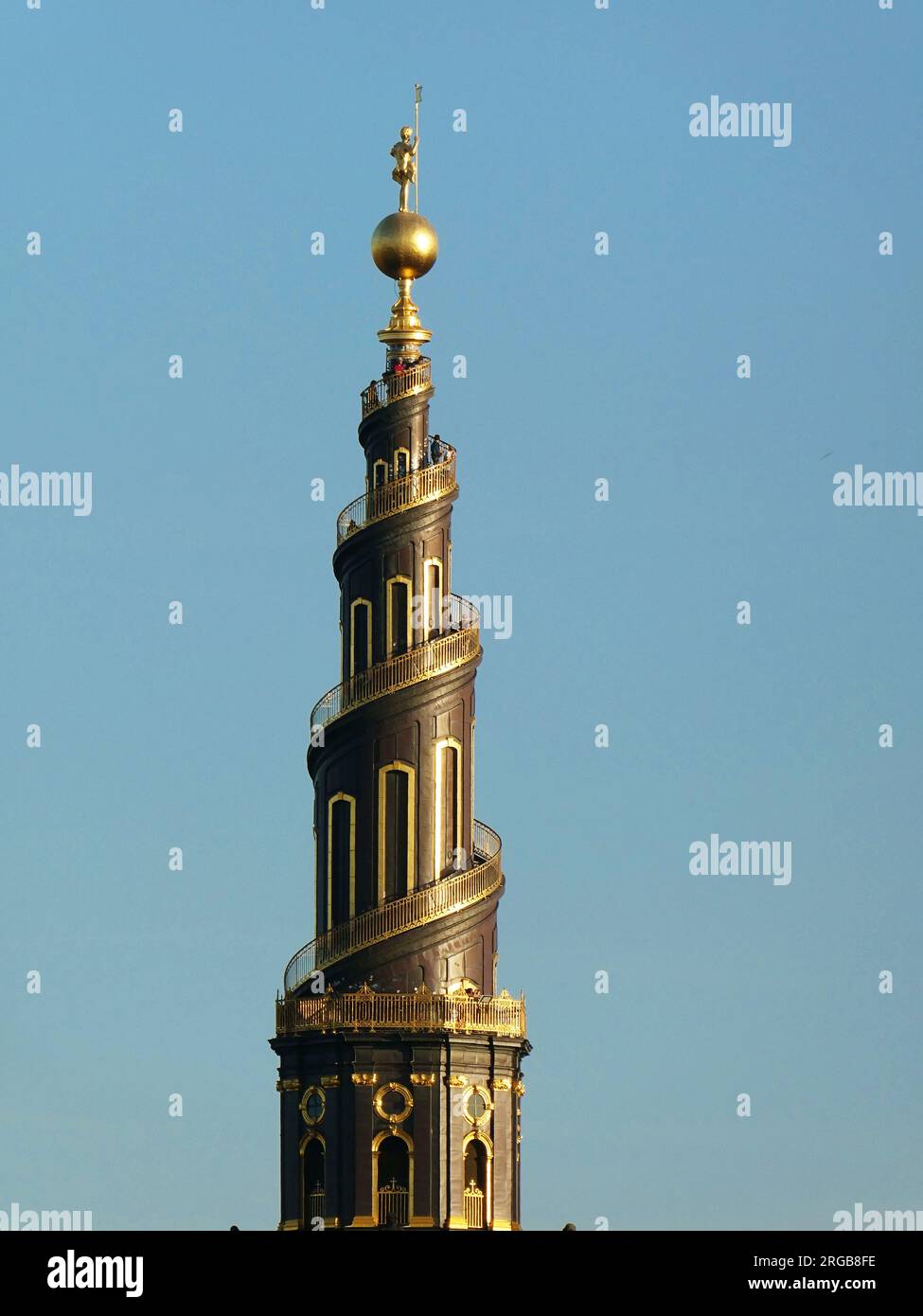 Copenhague, Danemark : gros plan de l'escalier en spirale baroque noir et doré sur la tour de l'église de notre Sauveur qui peut être escaladé Banque D'Images