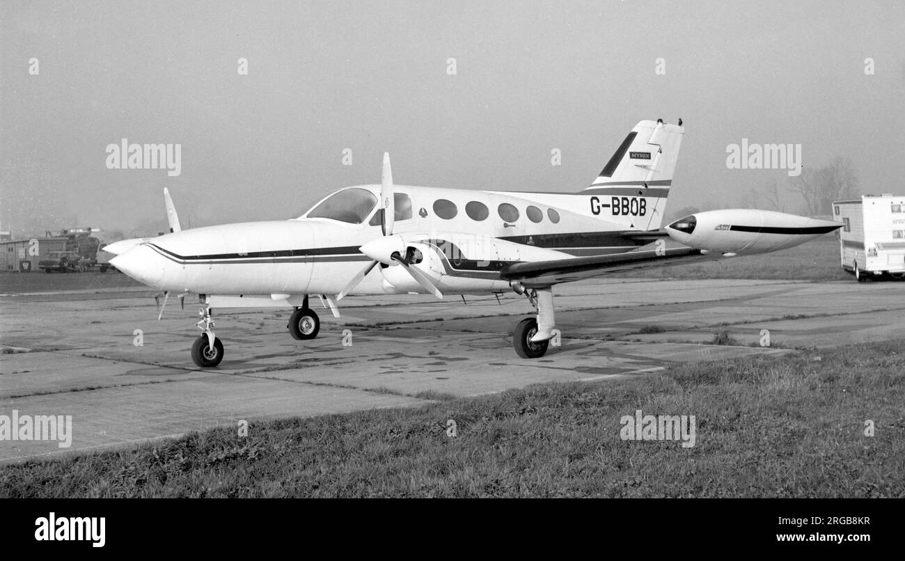 Cessna 421 Golden Eagle G-BBOB (msn 421B-0519), du Groupe Myson Ltd., à Southend en octobre 1977. (Pris feu dans les airs le 19 janvier 1989 : atterrissage d'urgence à Blackbpool) Banque D'Images