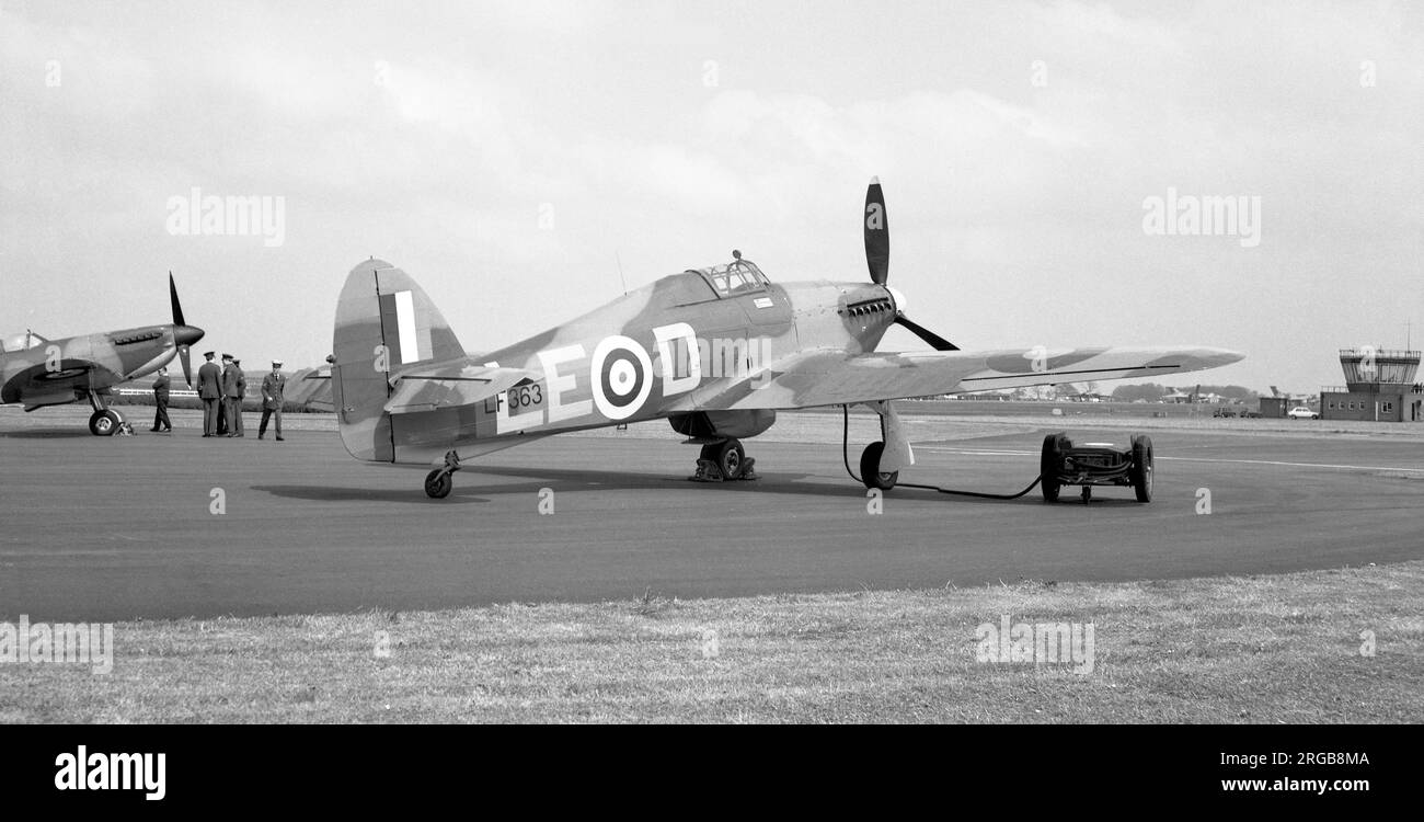 Vol commémoratif de la bataille de Grande-Bretagne - Hawker Hurricane Mk.IIC LF363 'LE-d', à la RAF Waddington en mai 1975, marqué comme 'd' du n° 242 Escadron, tel que piloté par Douglas Bader. Banque D'Images