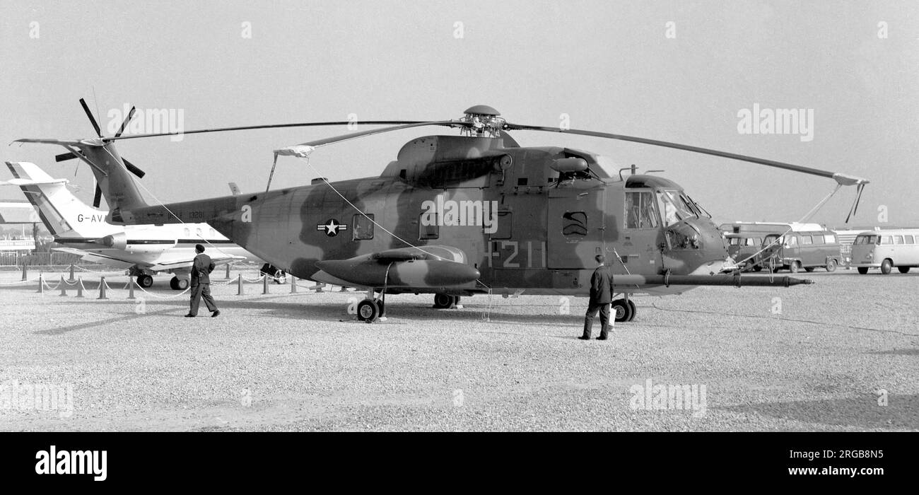 United States Air Force - Sikorsky HH-3E Jolly Green Giant 66-13281 (msn 61579) du 48th Aerospace Rescue and Recovery Squadron, au salon de l'air de Paris le 1967 juin, avec série de spectacles aériens 'H-211'. En avion avec l'ARRS 37th, 13281 a été abattu par un incendie au sol lors d'une mission SAR au Laos, le 24 octobre 1969. Les 4 membres de l'équipage ont survécu et ont été sauvés, mais l'hélicoptère a été détruit par un incendie amical pour empêcher la capture d'équipement utile. Banque D'Images United States Air Force - Sikorsky HH-3E Jolly Green Giant 66-13281 (msn 61579) du 48th Aerospace Rescue and Recovery Squadron, au salon de l'air de Paris le 1967 juin, avec série de spectacles aériens 'H-211'. En avion avec l'ARRS 37th, 13281 a été abattu par un incendie au sol lors d'une mission SAR au Laos, le 24 octobre 1969. Les 4 membres de l'équipage ont survécu et ont été sauvés, mais l'hélicoptère a été détruit par un incendie amical pour empêcher la capture d'équipement utile. Banque D'Images