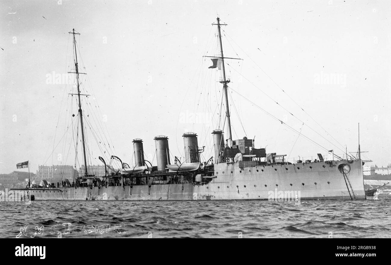 Marine royale - HMS Boadicea, un croiseur scout de classe Boadicea construit pour la Marine royale dans la première décennie du 20th siècle. Elle a dirigé la flottille du Destroyer 1st de l'achèvement jusqu'à ce que le navire soit transféré à la flottille du Destroyer 3rd à la mi-1912. Un an plus tard, Boadicea a été réaffectée à l'escadron de combat 2nd et elle a passé la majeure partie de la première Guerre mondiale avec cet escadron. Le navire était présent à la bataille de Jutland, mais ne s'y est pas affronté, au milieu de 1916. Boadicea a été converti en mineur à la fin de 1917 et a fait trois peines pour déposer ses mines avant la fin de la guerre. Elle a été placée en res Banque D'Images