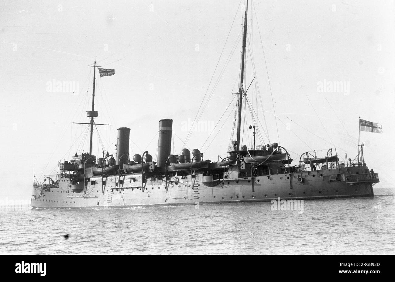 Royal Navy - HMS Bonaventure, croiseur de deuxième classe de la Royal Navy, commandé dans le cadre de la classe Astraea de huit navires en vertu de la loi sur la défense navale de 1889. Il a été commissionné pour servir en 1895, et a survécu pour servir pendant la première Guerre mondiale. Bonaventure sert dans l'escadron du Pacifique, y compris lors de la 3e guerre de Chine, sous le commandement du capitaine Robert Montgomerie RN. Il retourne à Devonport en mai 1906, pour être payé, mais est envoyé au chantier naval Haulbowline Dockyard, Cork, en Irlande pour être converti en navire de dépôt pour sous-marins. Ce travail a été achevé en avril 1907 et elle conti Banque D'Images