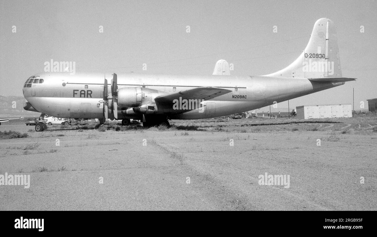 Boeing C-97G-24-BO Stratofreighter N209AC (msn 16624, ex O-20930 - 52-0930), de la Foundation for Airborne relief, à Fox Field, Lancaster, Californie, en octobre 1973. Construit en tant que KC-97G-24-BO Stratofreighter et converti en C-97G standard. Banque D'Images