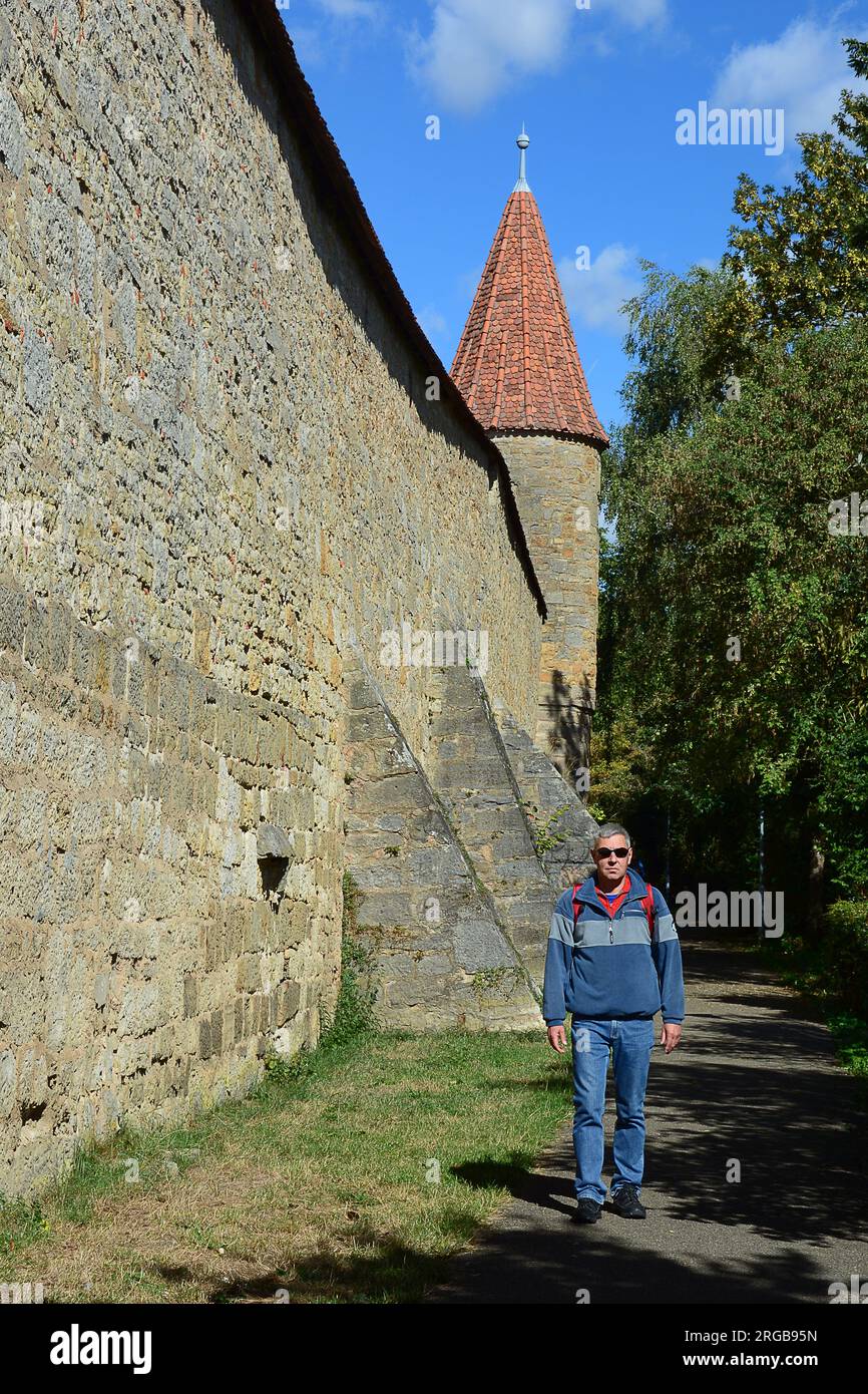 Marcher le long de la Stadtmauer / remparts de la ville, Rothenburg ob der Tauber, Franken / Franconia, Bayern / Bavière, Allemagne Banque D'Images