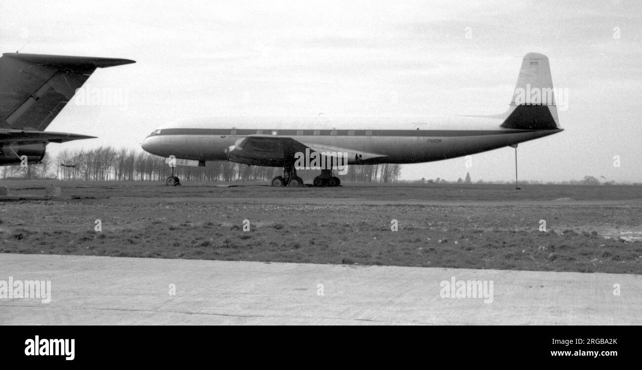 De Havilland DH.106 Comet 2 7610M (msn 06006, ex G-ALYT), le prototype Comet 2, sur le terrain d'aviation de RAF Halton. Cet avion a atterri à Halton, qui possède un terrain d'aviation relativement petit, le 28 mai 1959. Banque D'Images