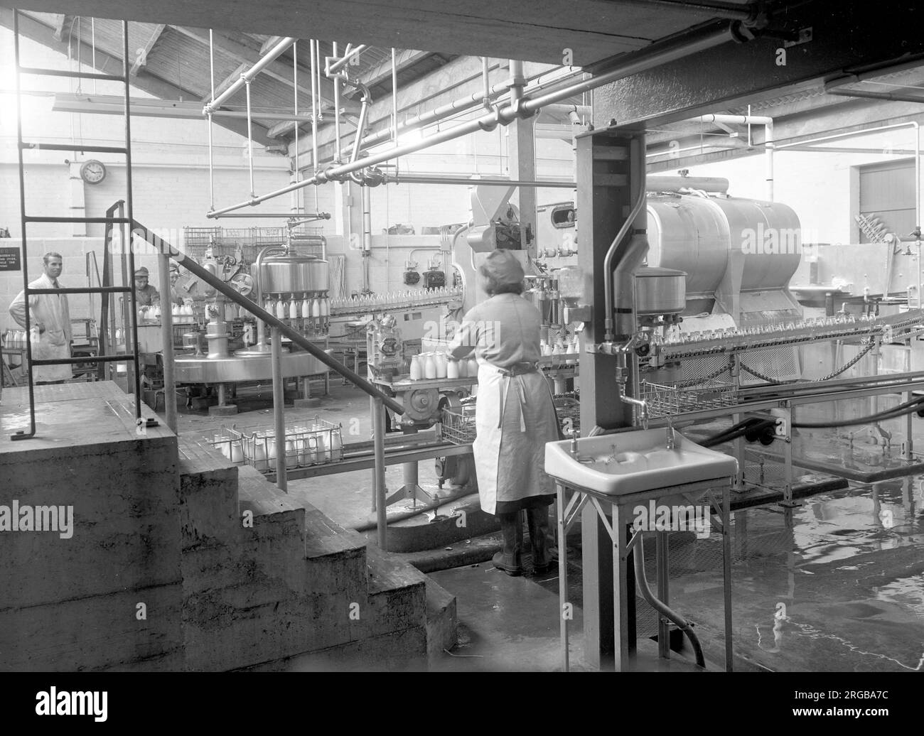 Production de lait dans le 1960s: Station d'emballage de bouteille Banque D'Images