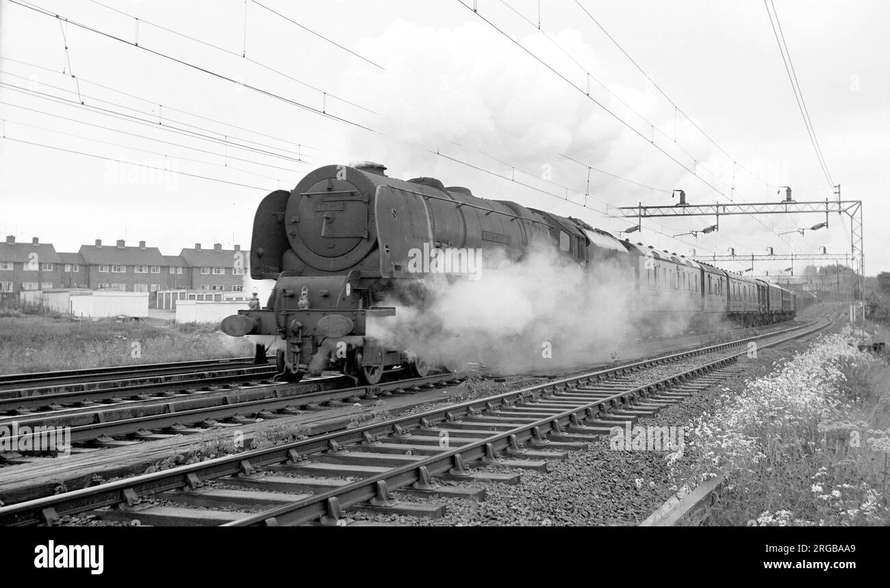 46228 'Duchess of Rutland', locomotive de la classe Princess Coronation, prise d'eau à Newbuld Tounge, près de Newbold sur Avon le 21 juin 1964. Banque D'Images