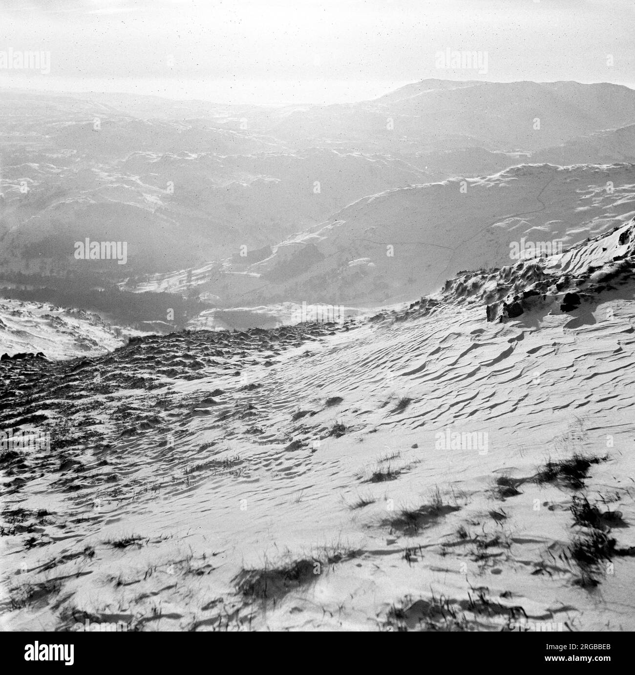 Montagnes et collines enneigées. Banque D'Images