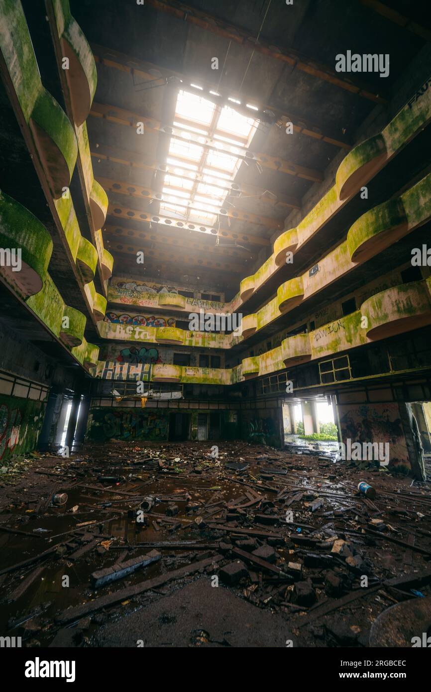 Ruinas do Monte Palace Hotel : Découvrez la mystique du luxe abandonné aux Açores, alors que ces ruines racontent une histoire d'opulence et de temps Banque D'Images