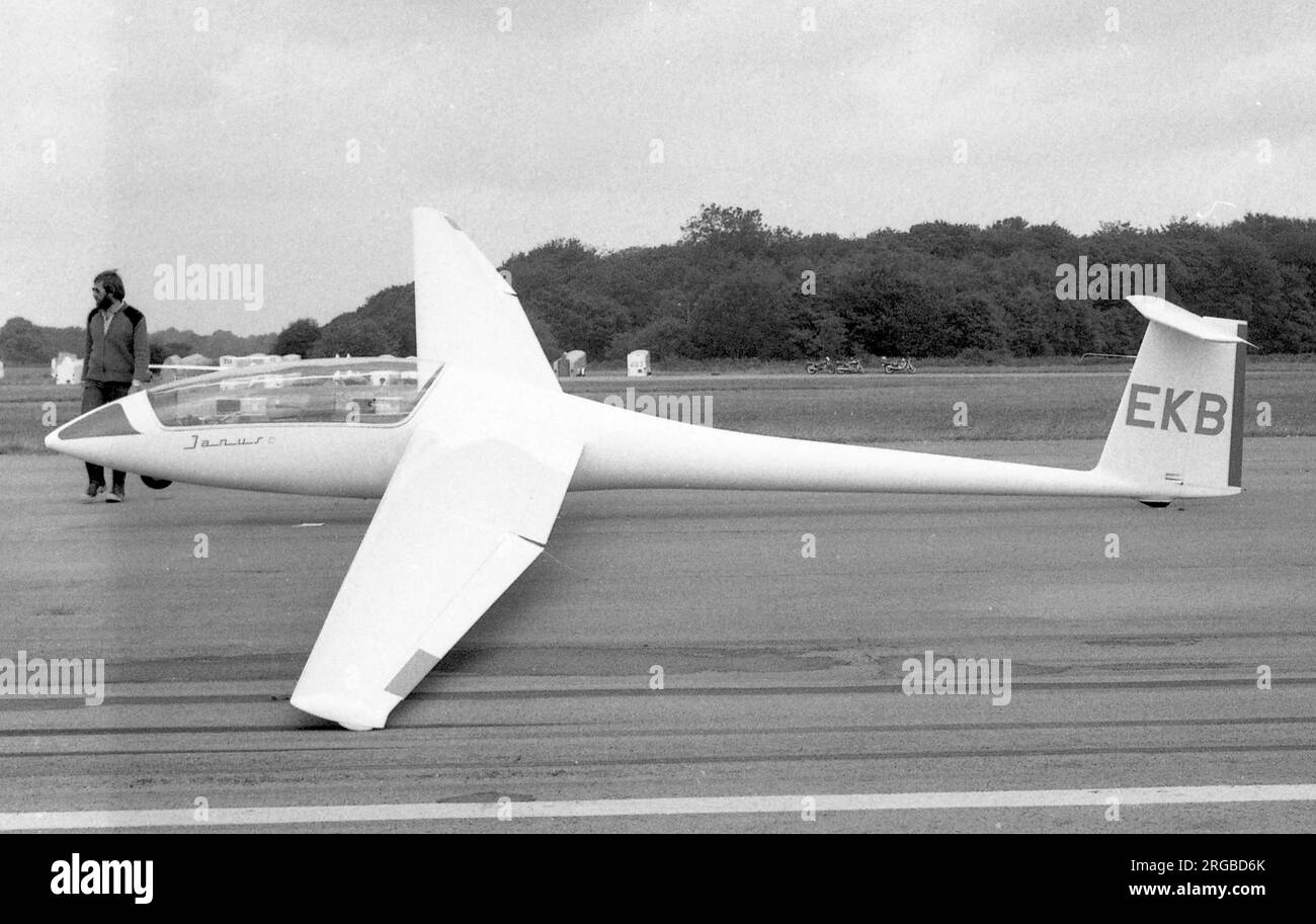 Schempp-Hirth Janus C 'EKB', à Lasham pour un concours régional de glisse. Banque D'Images