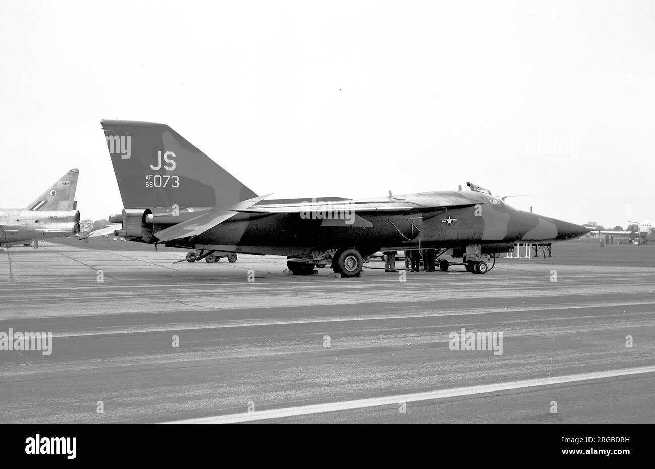 United States Air Force - General Dynamics F-111E 68-0073 (msn A1-242, code de base « JS »), du 55th Escadron d'appui tactique, 20th escadre d'appui tactique, à la RAF Mildenhall le 22 mai 1971. Banque D'Images