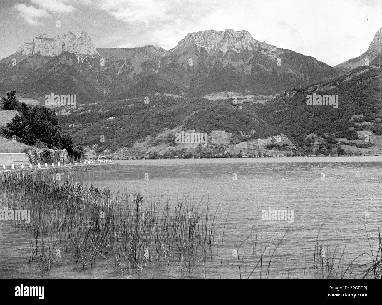 Toile de fond de montagne à un lac près d'Albertville. (Albertville est une sous-préfecture du département de Savoie dans la région Auvergne-Rhône-Alpes du Sud-est de la France). Banque D'Images