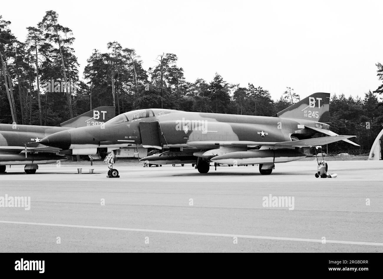 United States Air Force - McDonnell Douglas F-4E-42-MC Phantom 69-0245 (msn 3777, code de base 'BT'), du 525th Escadron d'appui tactique, 36th escadre d'appui tactique, à la base aérienne de Bad Sollingen le 29 mai 1974. Banque D'Images