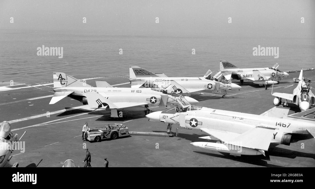 United States Navy - McDonnell F-4B-13-MC Phantom II 150479 (msn 265, code de base 'AC', indicatif d'appel '204'), de VF-103, sur l'USS Saratoga en juillet 1967, lors d'un déploiement en mer Méditerranée. (Construit en tant que F4H-1, redésigné F-4B et ensuite converti à la norme F-4N). Banque D'Images