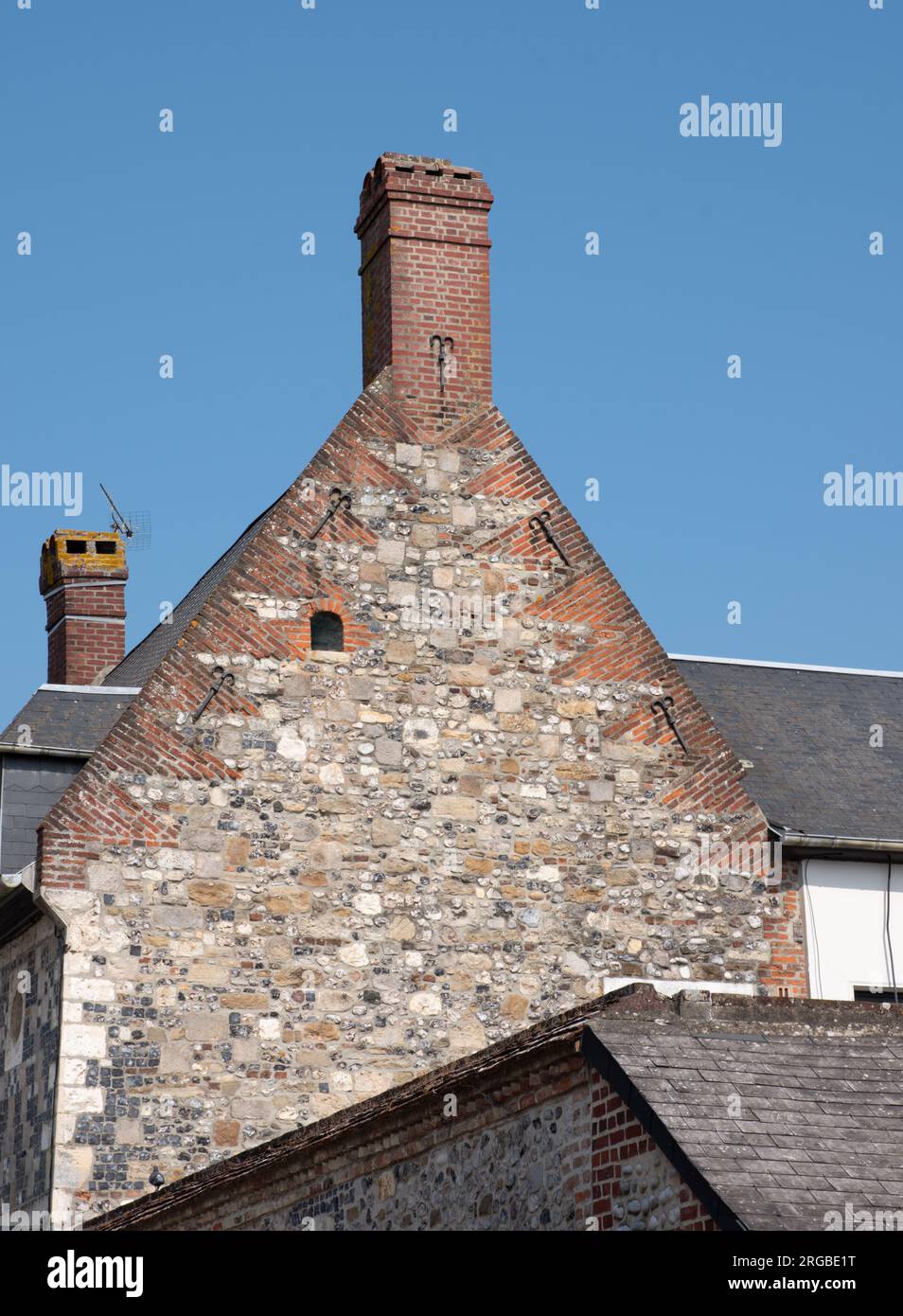 Extrémité de pignon renversé en brique rouge dans la vieille ville de Saint Valery sur somme Banque D'Images