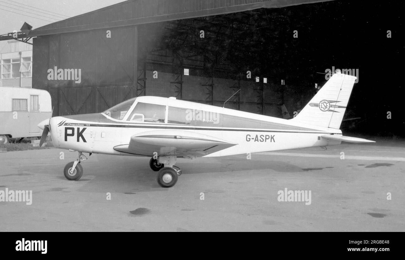Piper PA-28-140 Cherokee G-ASPK (msn 28-20051), du CST Oxford, à l'aéroport d'Oxford-Kidlington. Banque D'Images